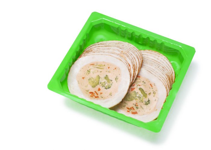 Hähnchen Brühwurst Roulade mit Putenfleisch und Brokkoli, frittiert, geschnitten (Kal. 120, 500 g MAP-Schale)